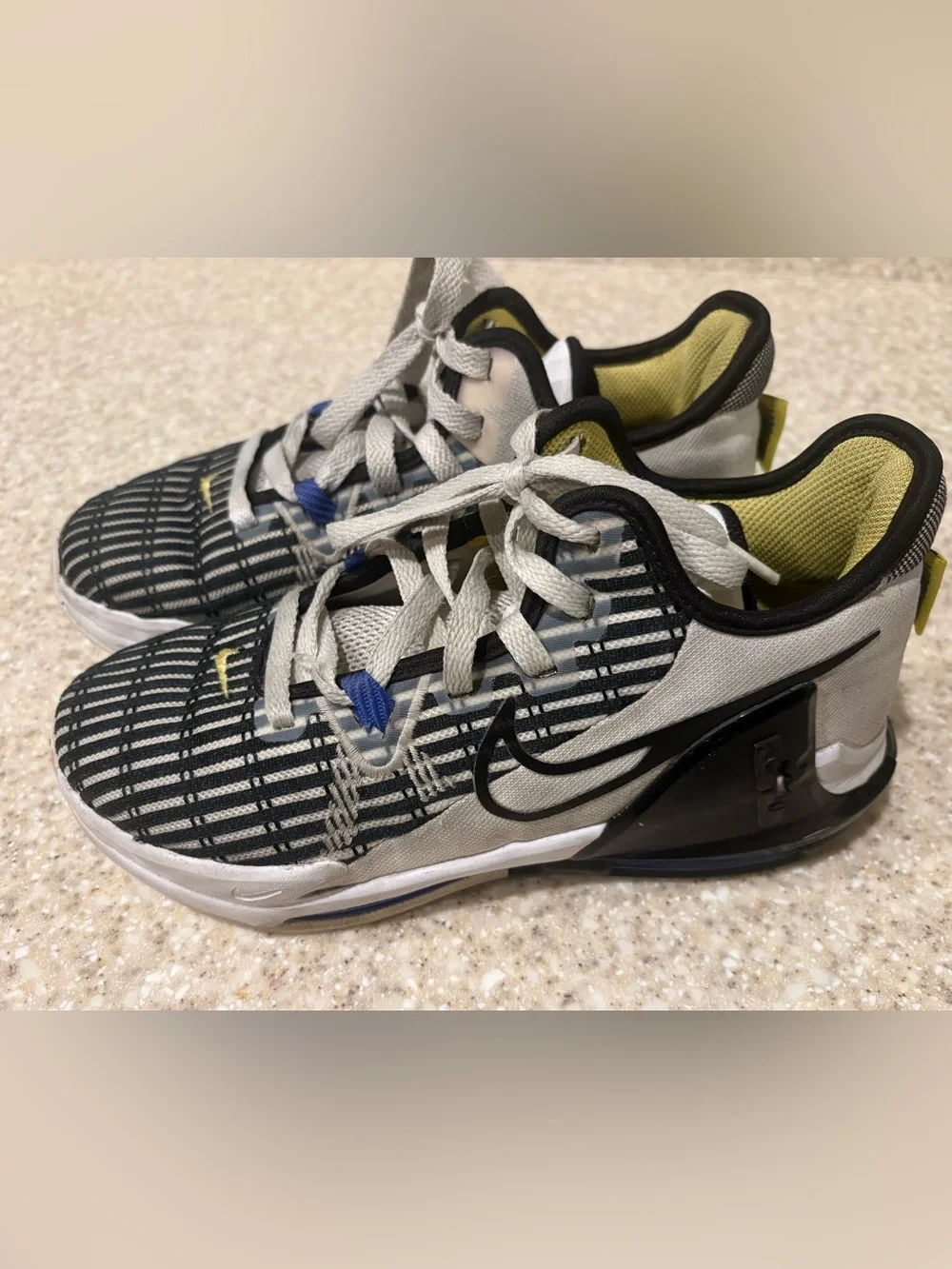 Nike Lebron Witness Size 5Y white black and yellow